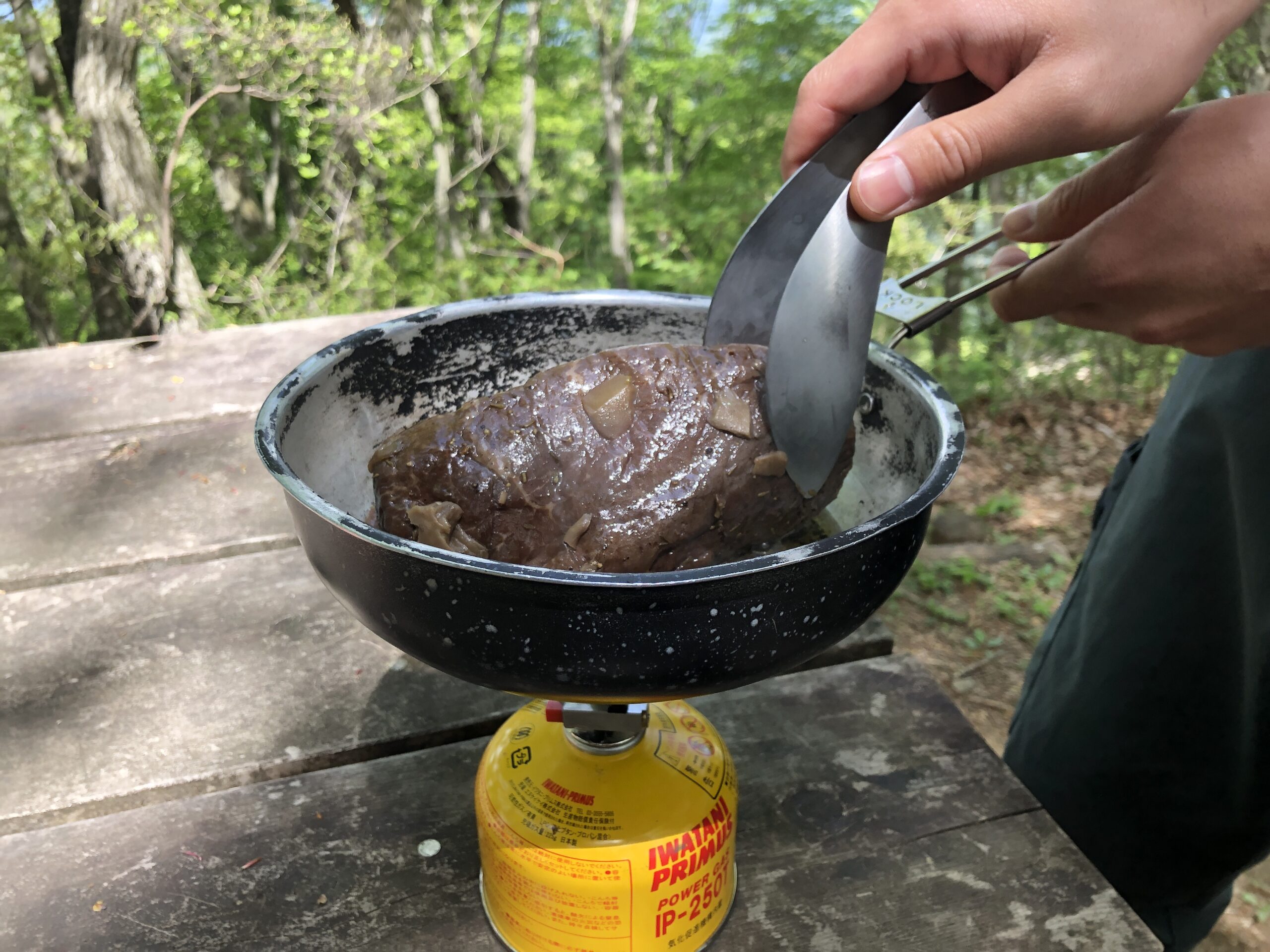 登山 キャンプ料理 炊飯器で簡単下準備 山頂でサッと焼くだけのローストビーフ 山ごはん屋 山メシのレシピ 登山情報ブログ